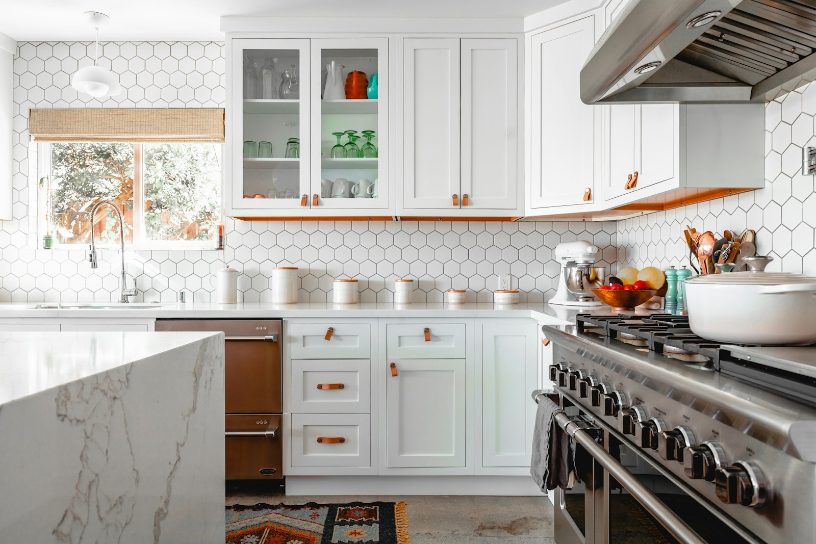 Kitchen lighting and sockets